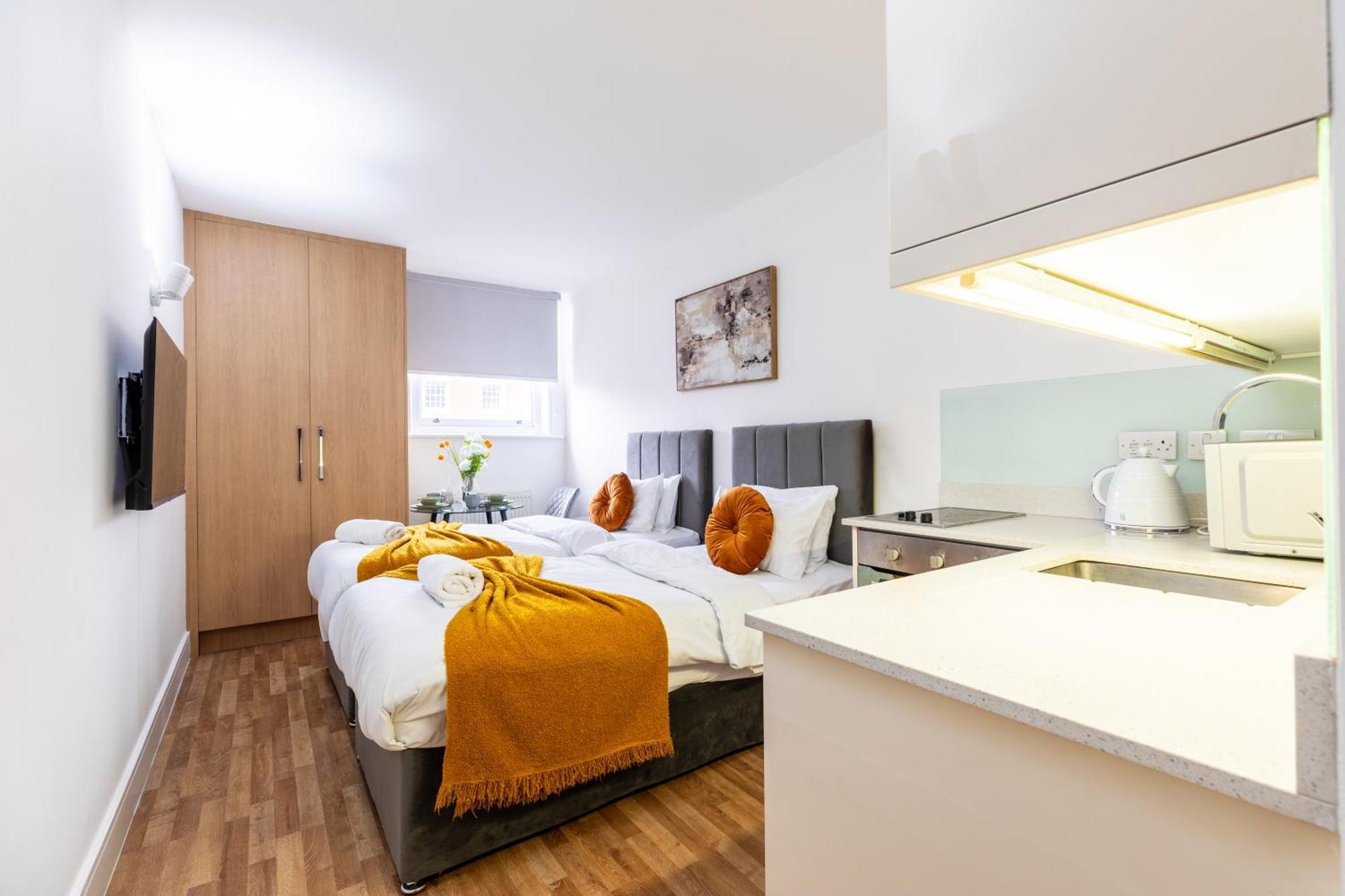 Clarges- Hsk Suites Лондон Экстерьер фото