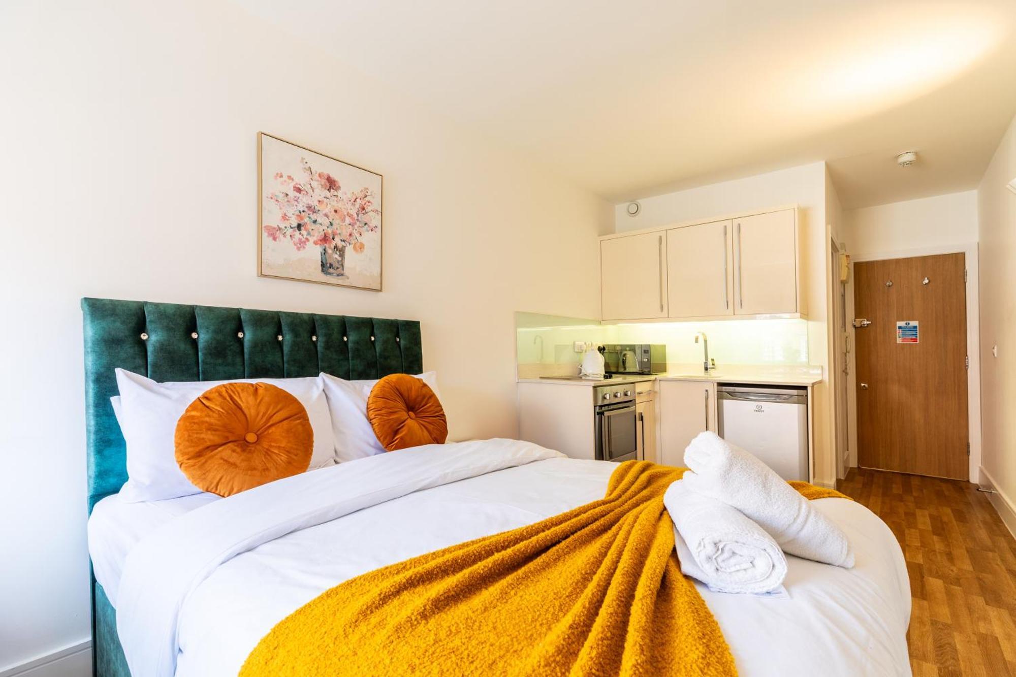Clarges- Hsk Suites Лондон Экстерьер фото