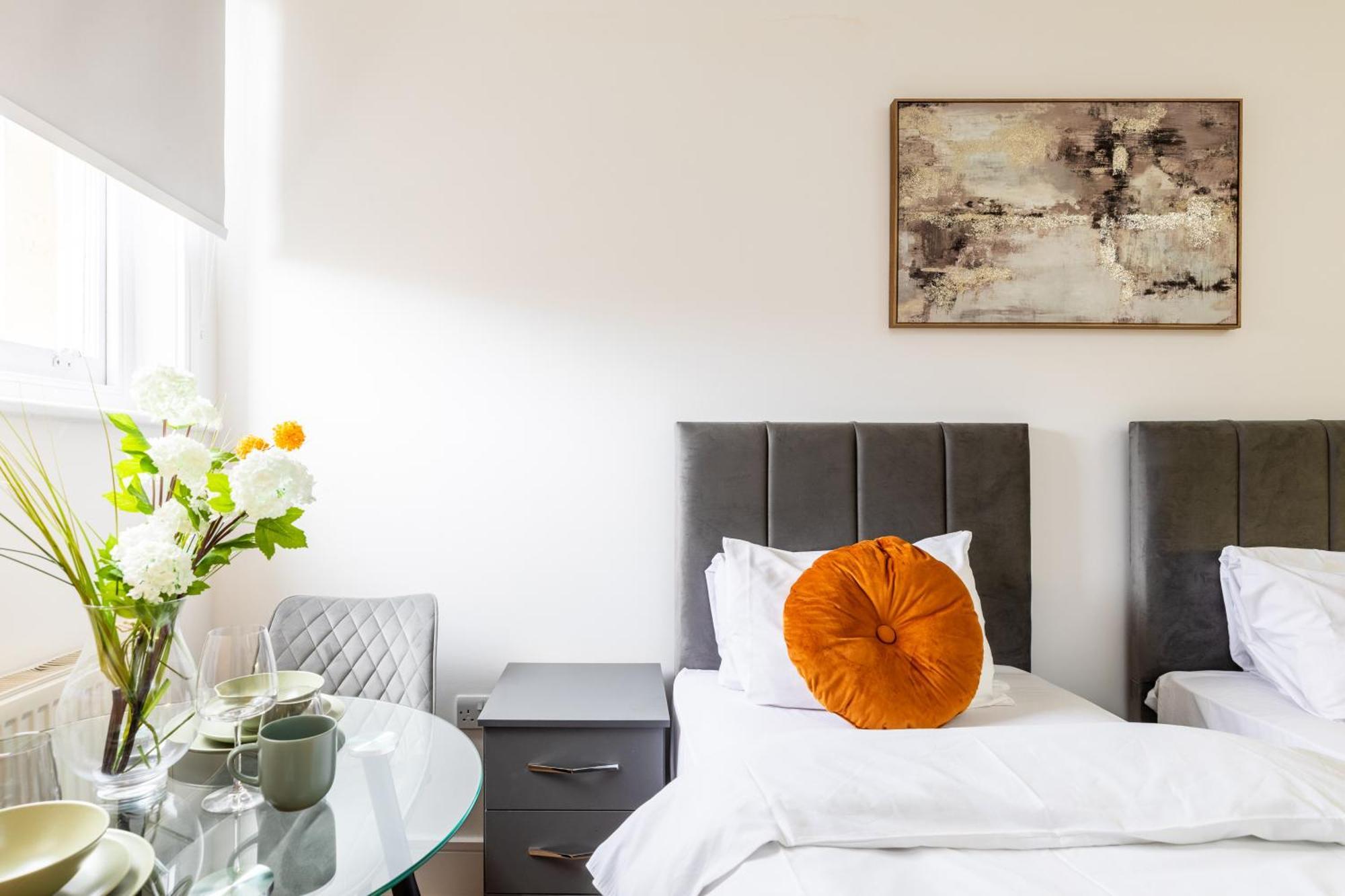 Clarges- Hsk Suites Лондон Экстерьер фото