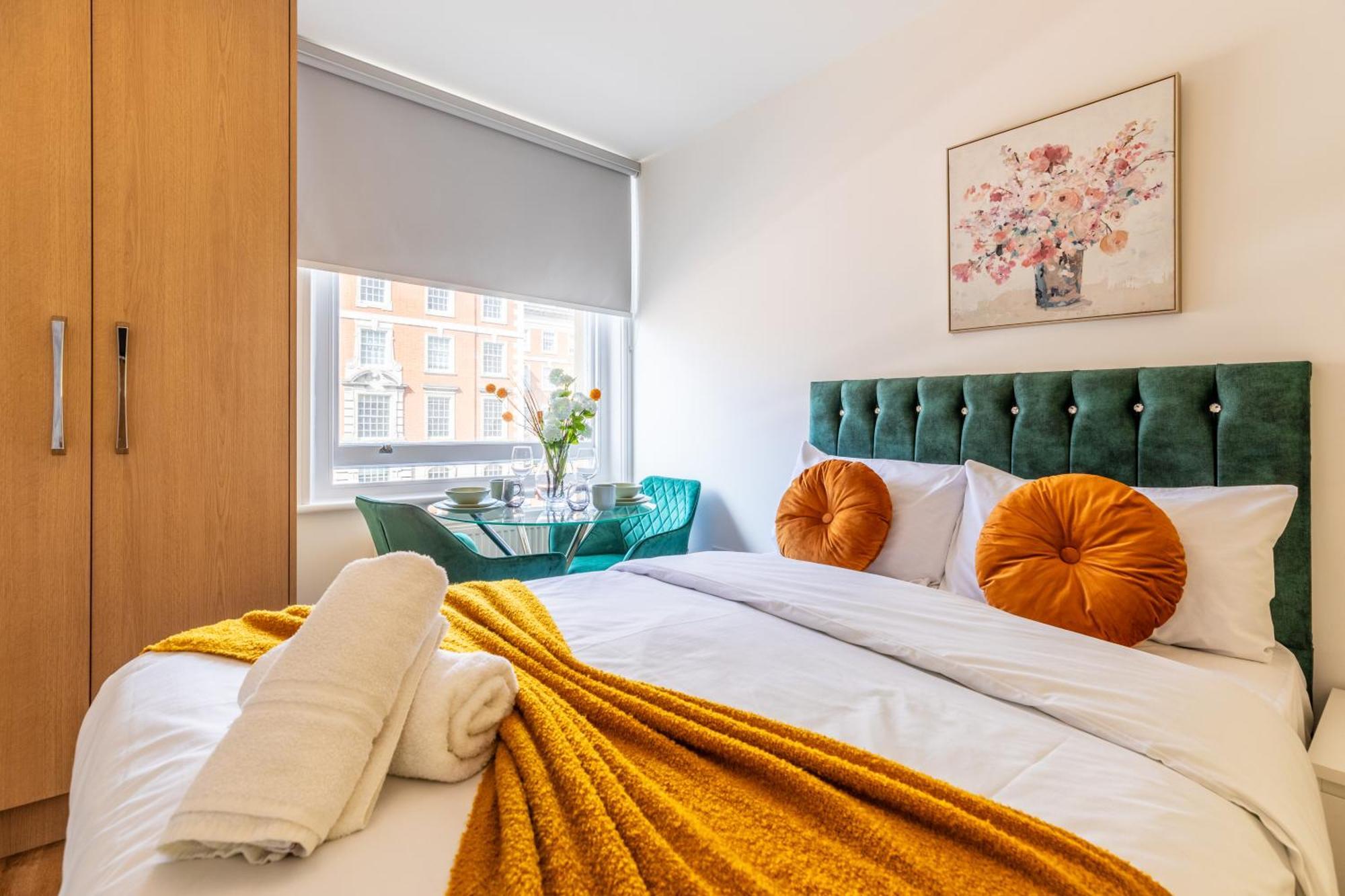 Clarges- Hsk Suites Лондон Экстерьер фото