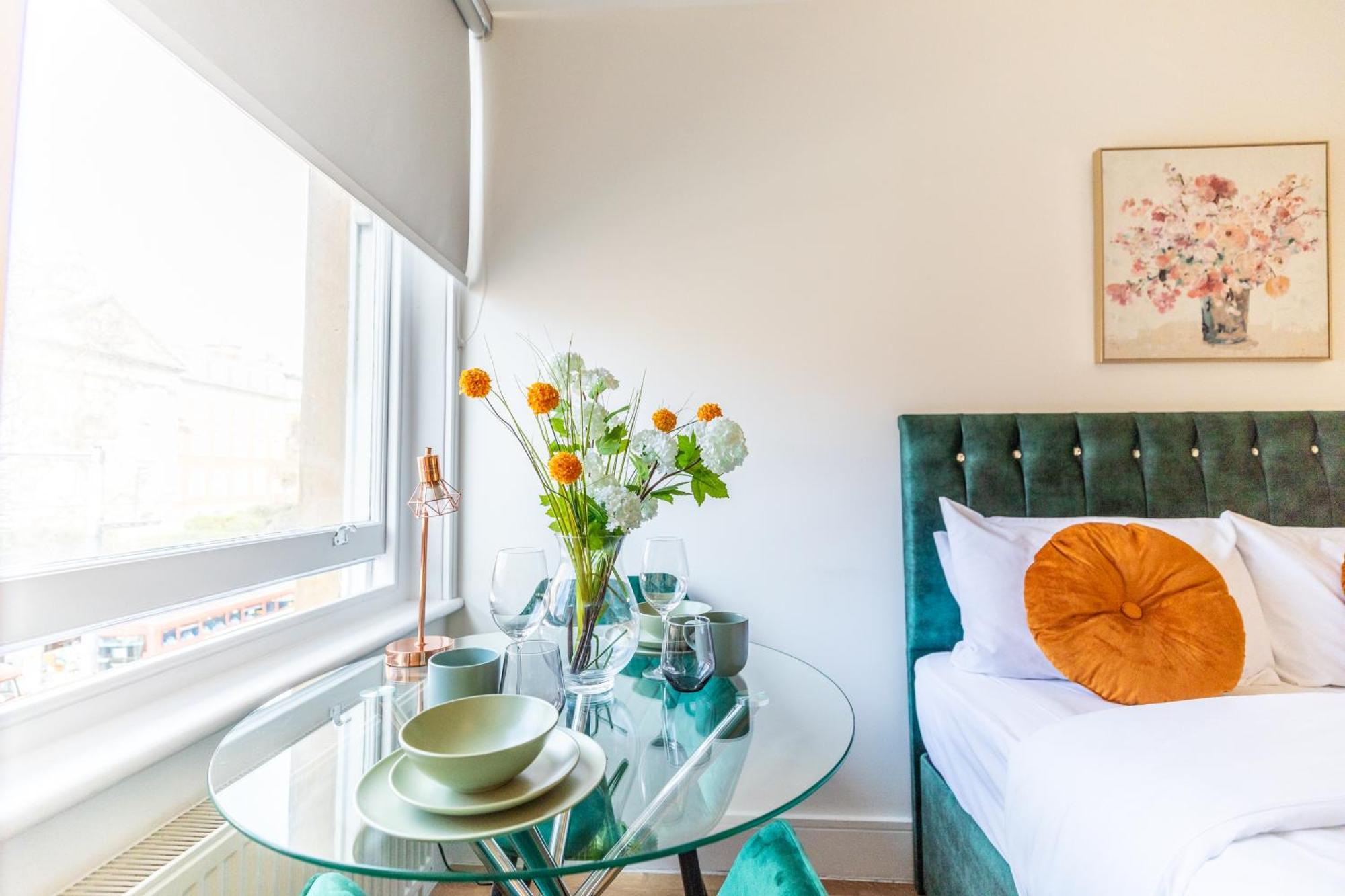 Clarges- Hsk Suites Лондон Экстерьер фото