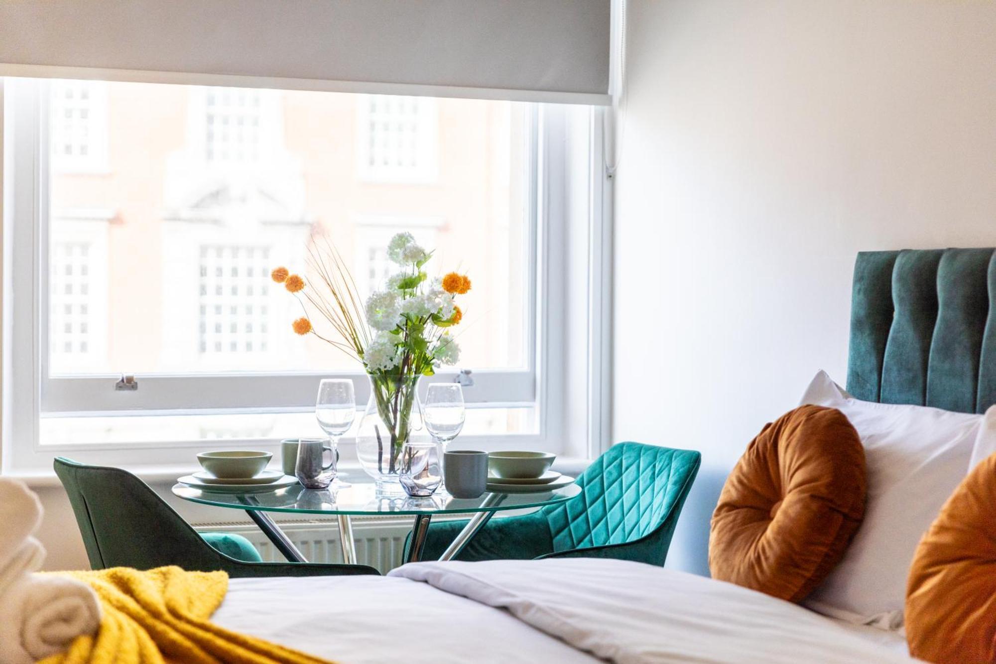 Clarges- Hsk Suites Лондон Экстерьер фото